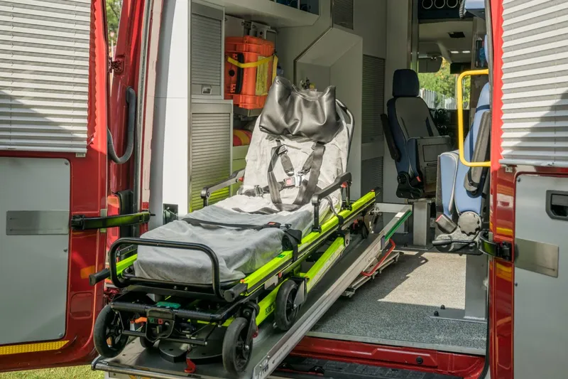 Intérieur médicalisé : brancard, oxygène, matériel de premiers secours.